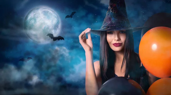 Hexe Mit Luftballons Und Vollmond Nebligen Himmel Halloween — Stockfoto