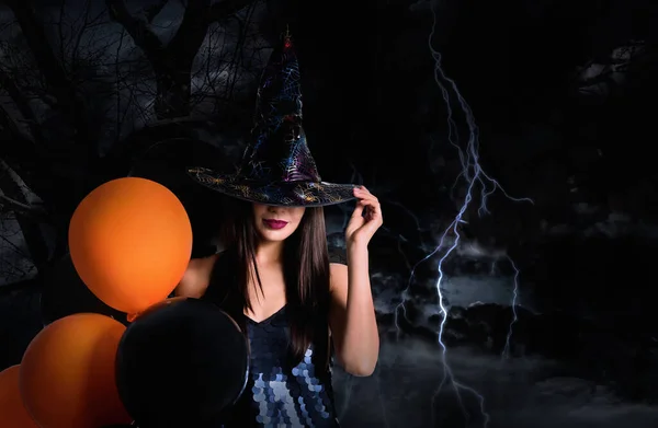 Hexe Mit Luftballons Und Dunklem Wald Halloween — Stockfoto