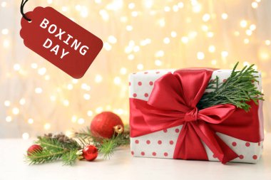 Bulanık Noel ışıklarına karşı metin boks günüyle hediye ve etiket