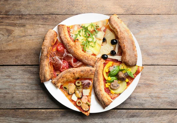 Snijwonden Van Verschillende Pizza Houten Tafel Bovenaanzicht — Stockfoto