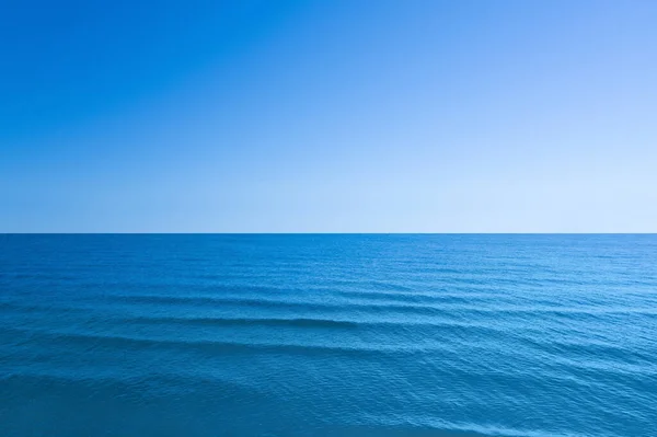 Vackert Hav Med Vågor Blå Himmel — Stockfoto