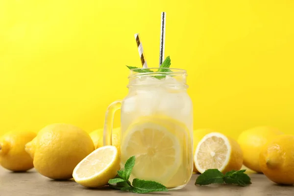 Naturalna Świeżo Wyprodukowana Lemoniada Miętą Jasnoszarym Stole Letni Orzeźwiający Drink — Zdjęcie stockowe