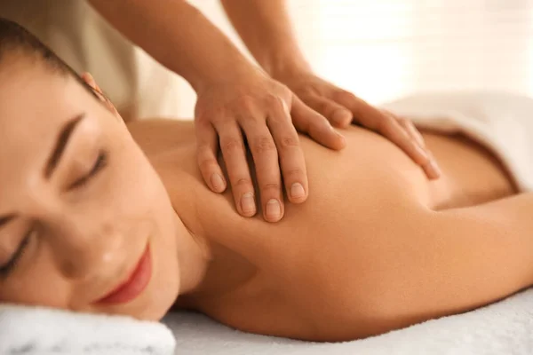 Mujer Joven Recibiendo Masaje Espalda Salón Spa Primer Plano — Foto de Stock