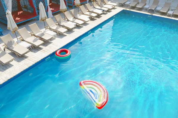 Sedie Sdraio Con Ombrelloni Vicino Alla Piscina Nella Giornata Sole — Foto Stock