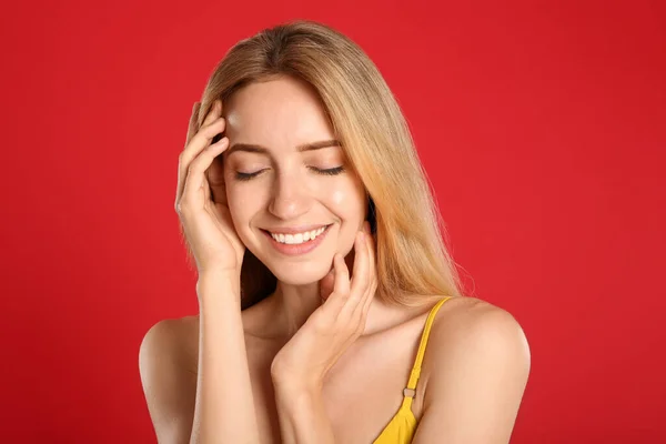 Retrato Una Hermosa Joven Con Cabello Rubio Sobre Fondo Rojo — Foto de Stock