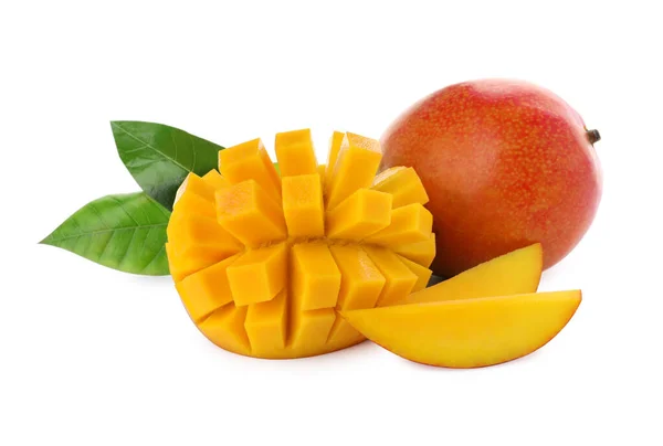 Whole Cut Ripe Mangoes Isolated White Exotic Fruit — Stock Photo, Image