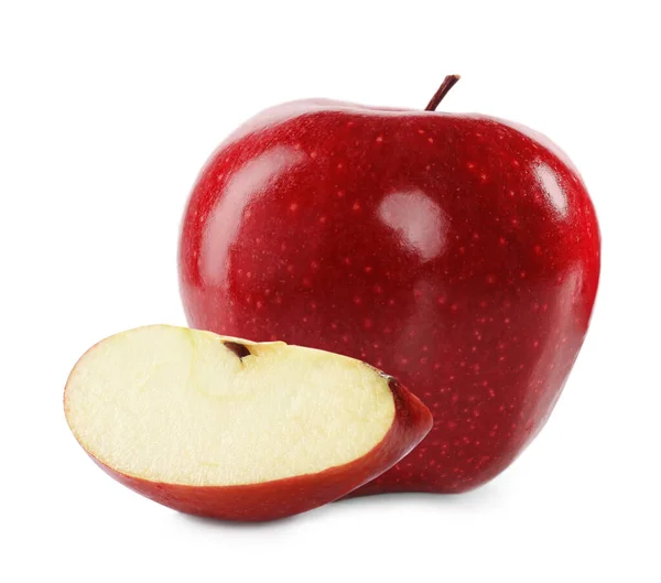 Geschnittene Und Ganze Rote Äpfel Auf Weißem Hintergrund — Stockfoto