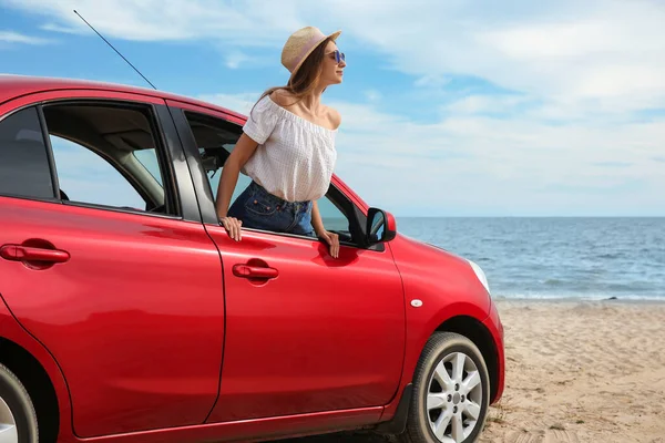 Glückliche Frau Lehnt Sich Strand Aus Dem Autofenster Sommerurlaub — Stockfoto