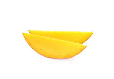 Olgun mango dilimleri beyaza izole edilmiş. Egzotik meyve