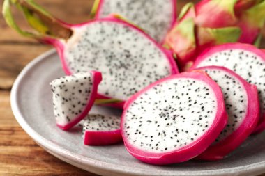 Lezzetli ejderha meyvesi (pitahaya) ahşap masada, yakın plan
