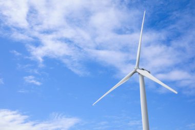 Rüzgar türbini güzel mavi gökyüzüne karşı. Alternatif enerji kaynağı