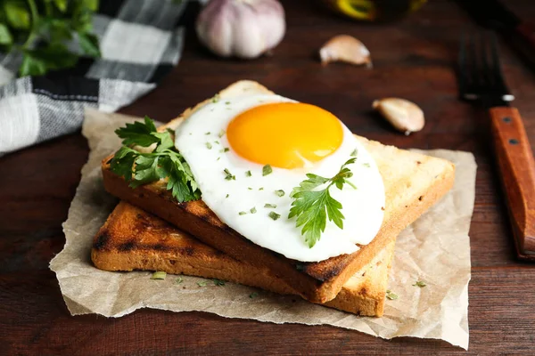 Ovo Frito Saboroso Com Torradas Salsa Mesa Madeira Close — Fotografia de Stock