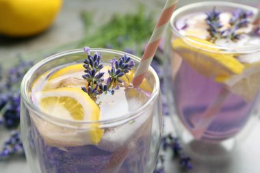 Gri masada lavantalı taze, lezzetli limonata, yakın plan.