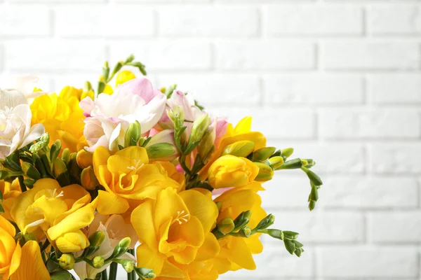 Красива Квітуча Фрезія Стіні Білої Цегли — стокове фото
