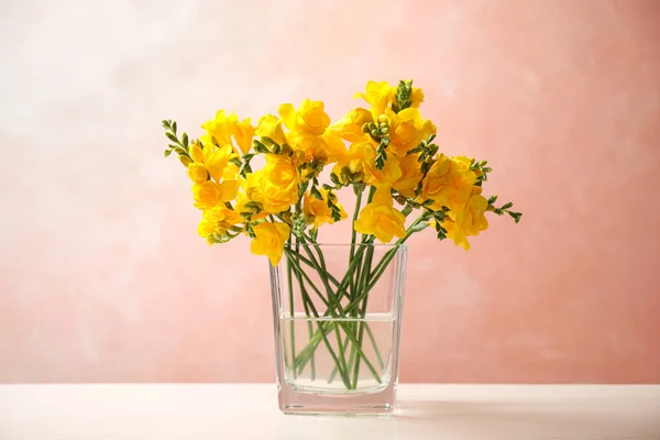 Hermosas Freesias Amarillas Florecientes Jarrón Vidrio Sobre Mesa Sobre Fondo — Foto de Stock