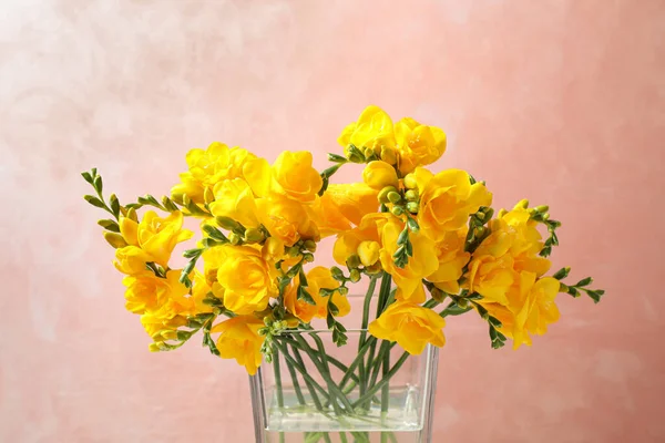 Красива Квітуча Жовта Фрезія Скляній Вазі Рожевому Фоні — стокове фото