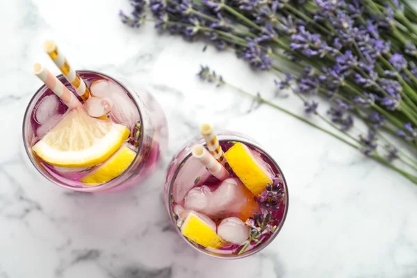 Limonada Deliciosa Fresca Com Lavanda Palhas Mesa Mármore Branco Vista — Fotografia de Stock