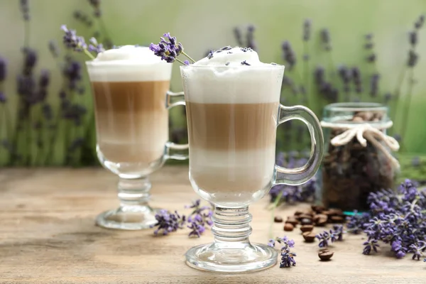 Delicioso Latte Con Lavanda Granos Café Mesa Madera —  Fotos de Stock