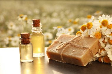 Sahadaki masada gerekli yağ, sabun ve papatya şişeleri