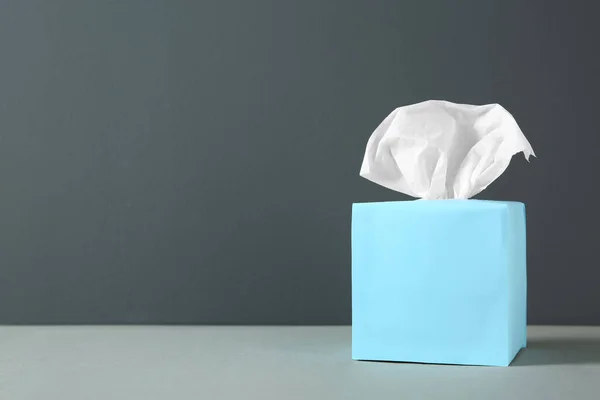 Caja Con Pañuelos Papel Sobre Mesa Gris Claro Espacio Para — Foto de Stock