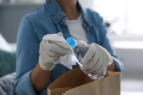 Mujer Botella Agua Limpieza Con Toallita Húmeda Interior Primer Plano — Foto de Stock