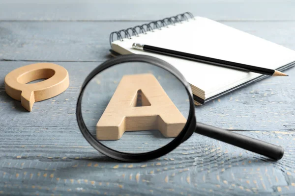 Förstoringsglas Bokstäver Och Anteckningsbok Med Penna Ljusgrått Träbord Närbild Hitta — Stockfoto