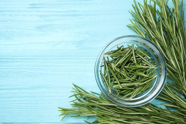 Rosmarino Verde Tavolo Legno Azzurro Vista Dall Alto Con Spazio — Foto Stock