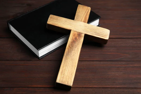 Σταυρός Χριστιανός Και Βίβλος Ξύλινο Φόντο Κοντινό Πλάνο Έννοια Θρησκείας — Φωτογραφία Αρχείου