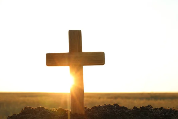 Houten Christelijke Kruis Buiten Bij Zonsopgang Ruimte Voor Tekst Religieus — Stockfoto