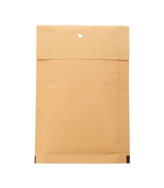 Kraft kağıt zarfı beyaza izole edilmiş. Posta servisi