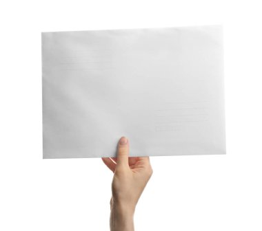 Beyaz arkaplanda kağıt zarf tutan kadın, yakın plan.