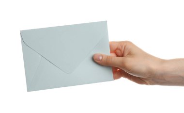 Beyaz arkaplanda kağıt zarf tutan kadın, yakın plan.