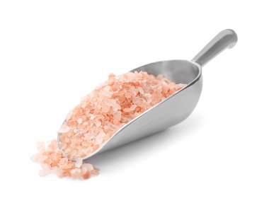 Beyaz üzerinde pembe himalaya tuzu bulunan metal kepçesi.