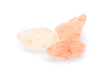 Beyaz üzerinde izole edilmiş pembe Himalaya tuzu kristalleri