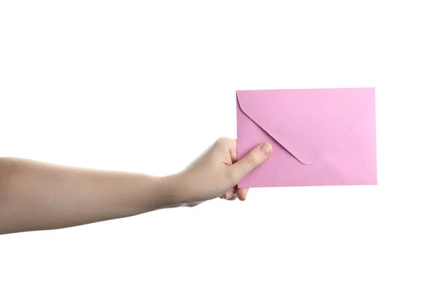 Mulher Segurando Envelope Papel Rosa Fundo Branco Close — Fotografia de Stock