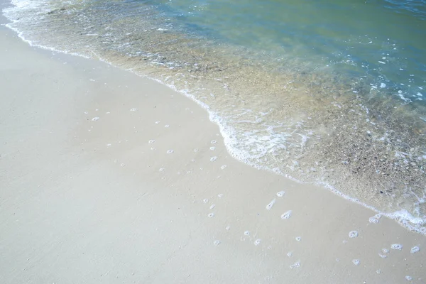 Όμορφη Θάλασσα Κύματα Στην Αμμώδη Παραλία Closeup — Φωτογραφία Αρχείου