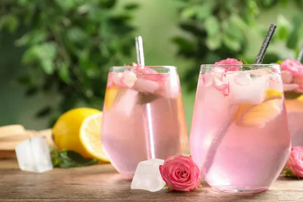 Deliciosa Bebida Refrescante Con Flores Rosa Rodajas Limón Mesa Madera —  Fotos de Stock