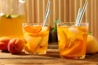 Ahşap masada kayısı ile nefis bir içecek, yakın plan.