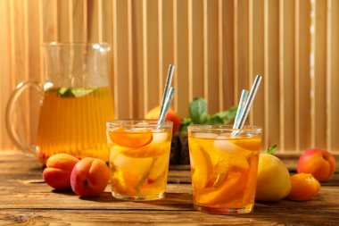 Ahşap masada kayısı ile nefis bir içecek.