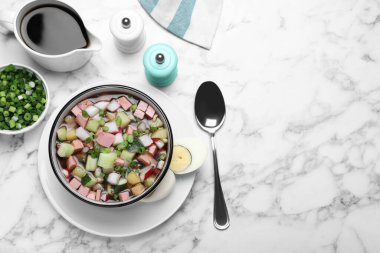 Beyaz mermer masada servis edilen kvass ile nefis soğuk okroshka, düz masa ve metin için alan. Geleneksel Rus yaz çorbası