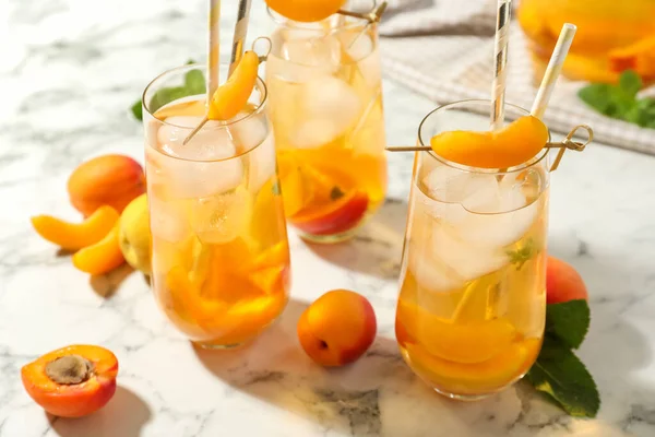 Läcker Uppfriskande Dryck Med Aprikos Vitt Marmorbord — Stockfoto