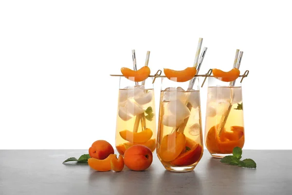 Läcker Uppfriskande Dryck Med Aprikos Grått Bord Mot Vit Bakgrund — Stockfoto