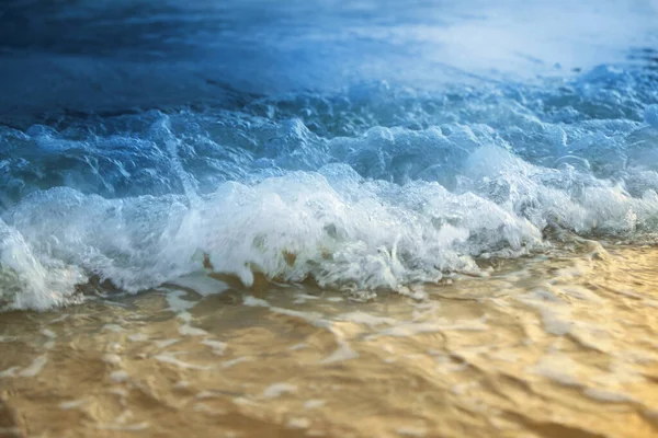 ビーチでの美しい海の波 クローズアップビュー — ストック写真