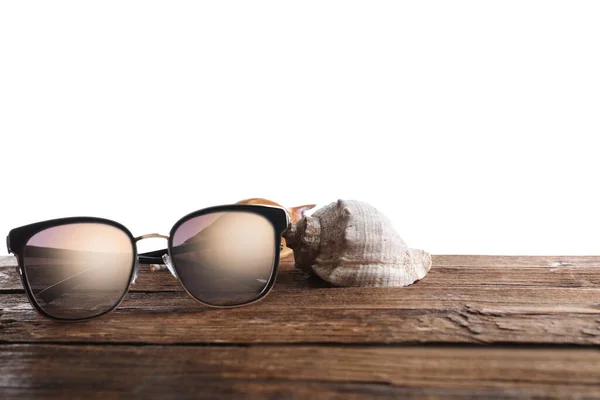 Óculos Sol Elegantes Conchas Mesa Madeira Contra Fundo Branco — Fotografia de Stock