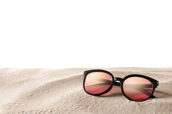 Stylové Sluneční Brýle Písku Bílém Pozadí Mezera Pro Text — Stock fotografie