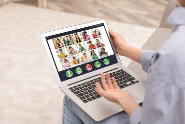 Öğretmen Covid-19 salgınından dolayı karantina ve sosyal uzaklık sırasında online okul dersi veriyor. Öğrenciler video konferansı yoluyla evde çalışıyorlar