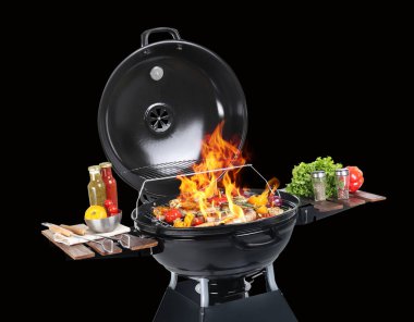 Siyah arka planda lezzetli yemekleri olan modern barbekü ızgarası.