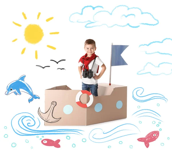Netter Kleiner Junge Spielt Pappschiff Auf Weißem Hintergrund Mit Illustrationen — Stockfoto