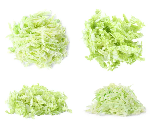 白色背景下的几堆新鲜切碎的萨伏伊卷心菜 — 图库照片