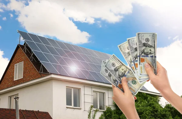 Hombre Contando Dinero Contra Casa Con Paneles Solares Instalados Energía — Foto de Stock